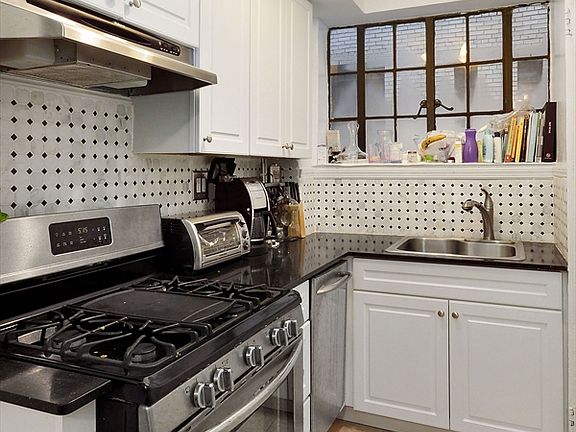 3rd image of 325 E 41st St APT 705