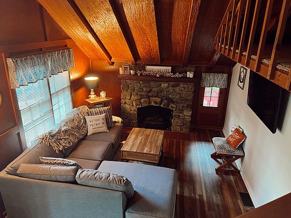 Living room, fireplace is not in working condition