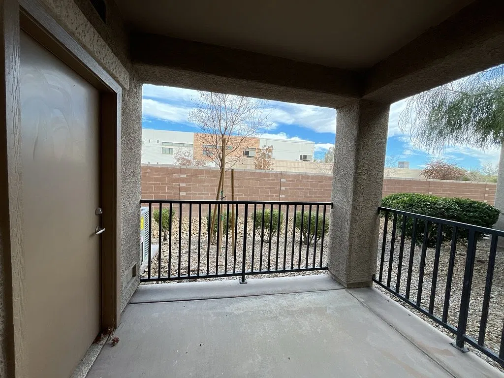 1 bed, 1.0 bath, 862 sqft, $1,495 — Photo 2
