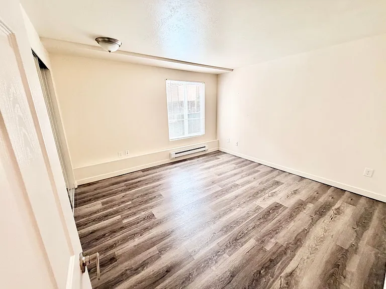 2839 Thorndyke Ave W — Photo 34