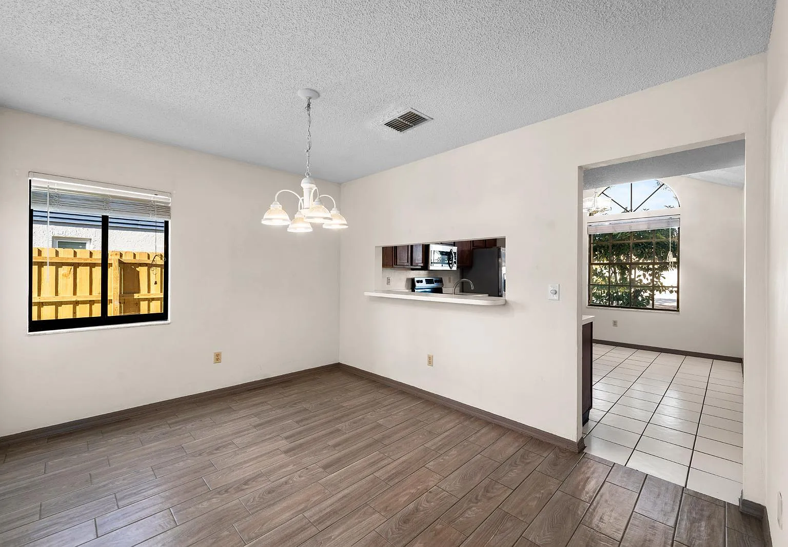 4 bed, 2.5 bath, 1922 sqft, $2,550 — Photo 4