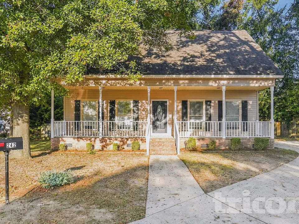 242 Chisolm Cir