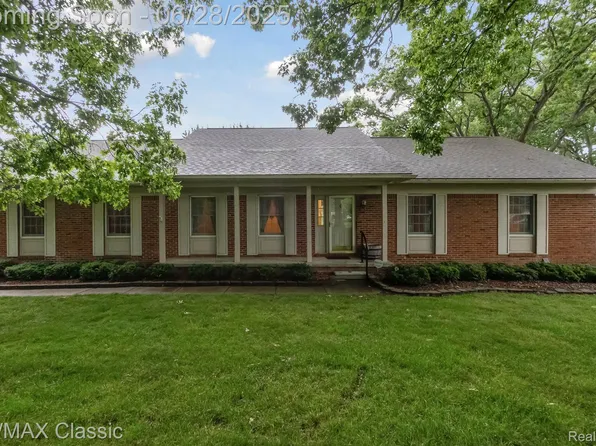 3925 Taggett Lake Dr, Highland, MI 48357