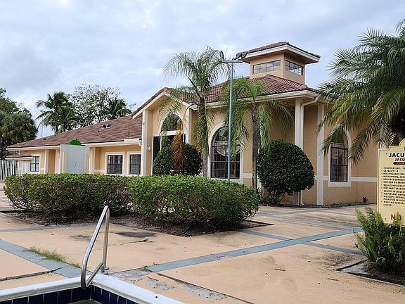 3rd image of 9483 Palm Cir N