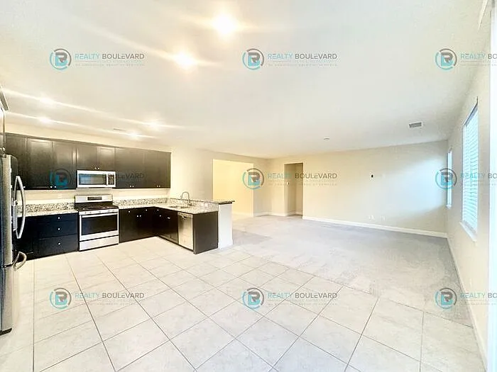 4 bed, 2.0 bath, 1947 sqft, $2,795 — Photo 3
