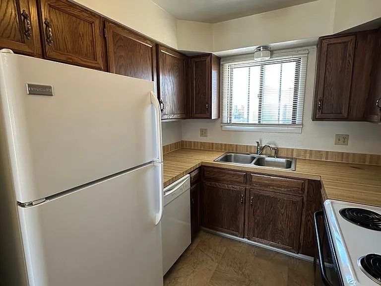 1510 Taft Ave — Photo 3