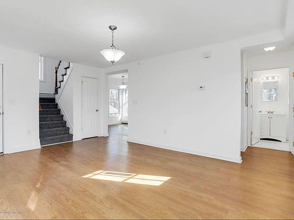 3rd image of 48 Garibaldi Ave