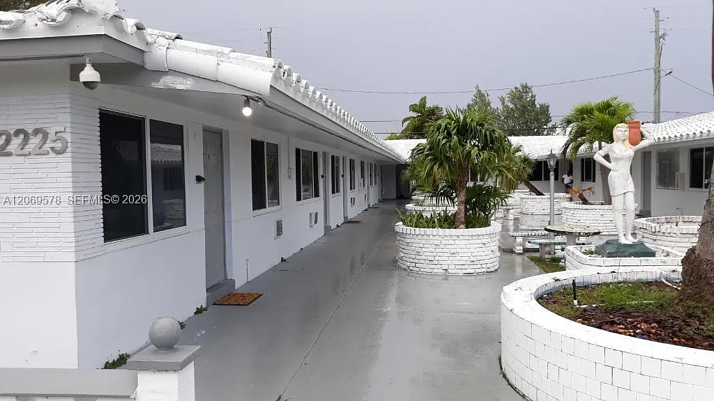 Hollywood Little Ranches — Photo 2