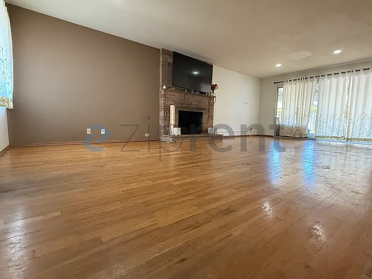 996 Goodwin Ave #996 — Photo 2