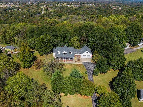 4th image of 744 River Hill Dr