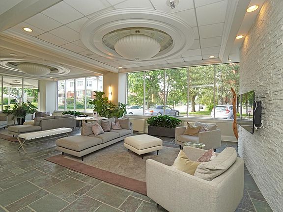 5th image of 2200 Victory Pkwy Unit 2403