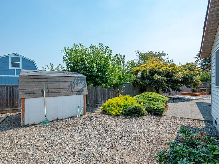 418 SW Erie Cir — Photo 28