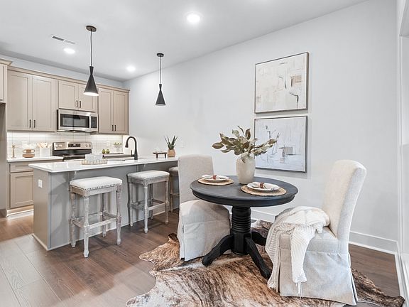 3rd image of 58 Holland Park W Lot 58