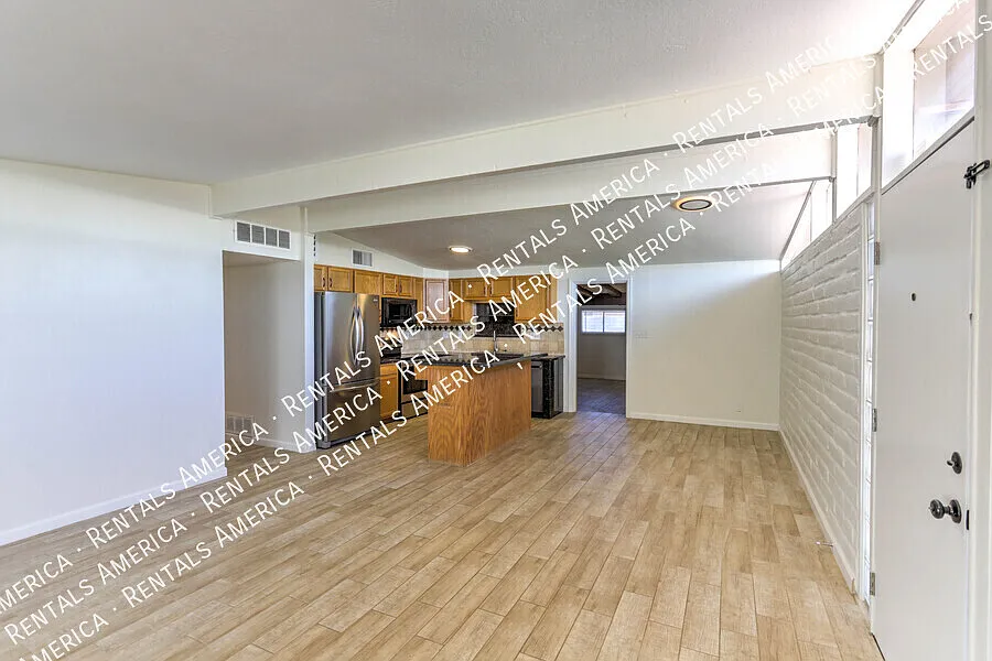 Amazing 3/2 + Den Home with SOLAR and POOL!! — Photo 2