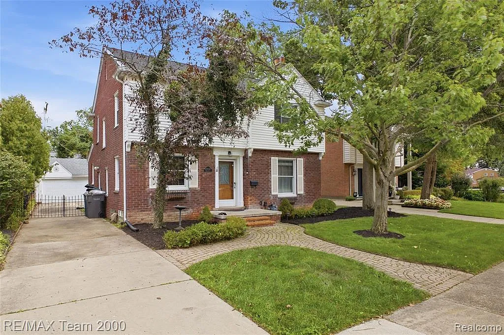 3 bed, 2.5 bath, 2758 sqft, $2,700 — Photo 2