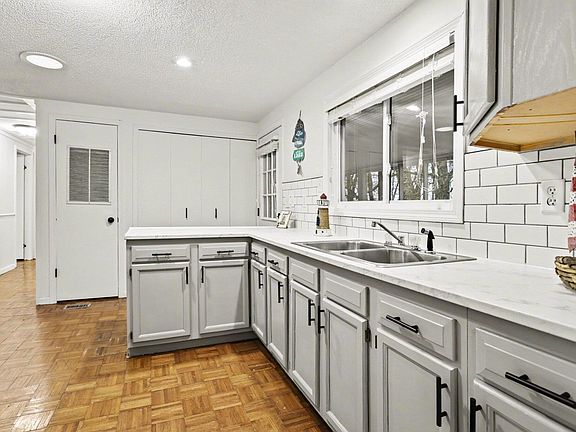3rd image of 33320 Ridenour Dr
