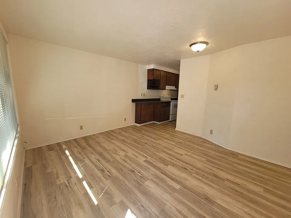 1187 W 8th Ave
