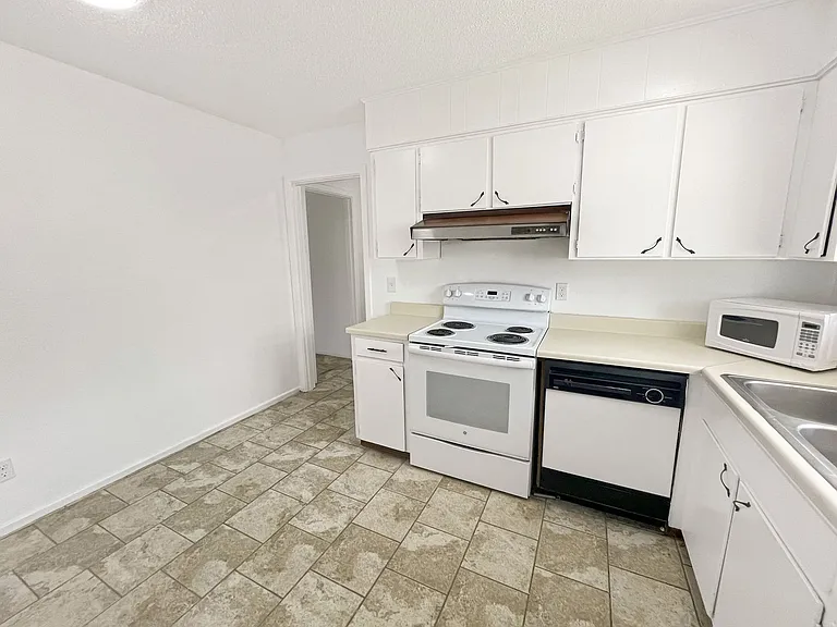 2612-2614 E Sunset Cir — Photo 4