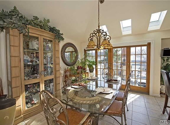 4th image of 2572 Harvard Ln