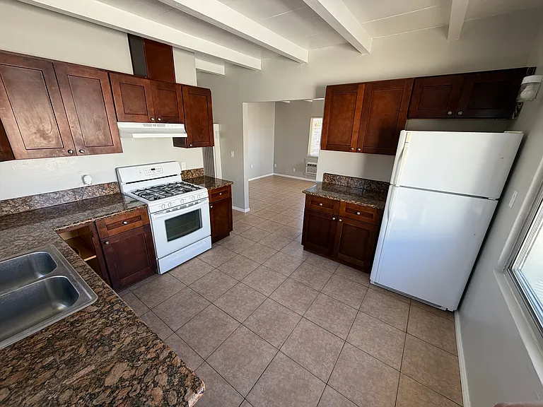 441 Chambers St — Photo 4