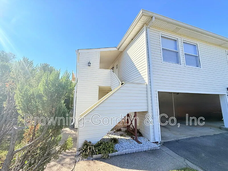 2 bed, 1.0 bath, 912 sqft, $1,595 — Photo 2