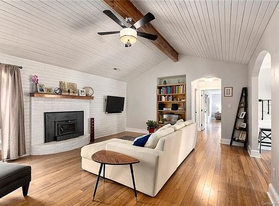 3rd image of 741 Woodland Rdg