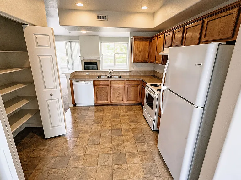 Halsey East Townhomes — Photo 19