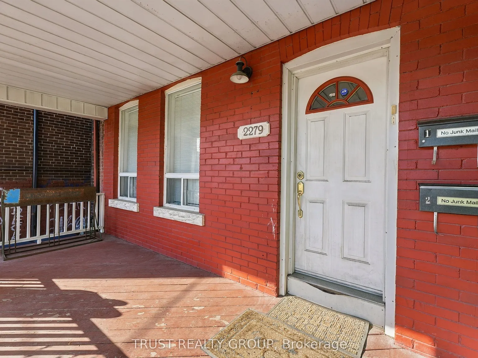 2279 Dundas St W — Photo 3