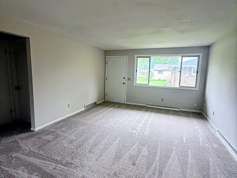 235 Kennedy St — Photo 2