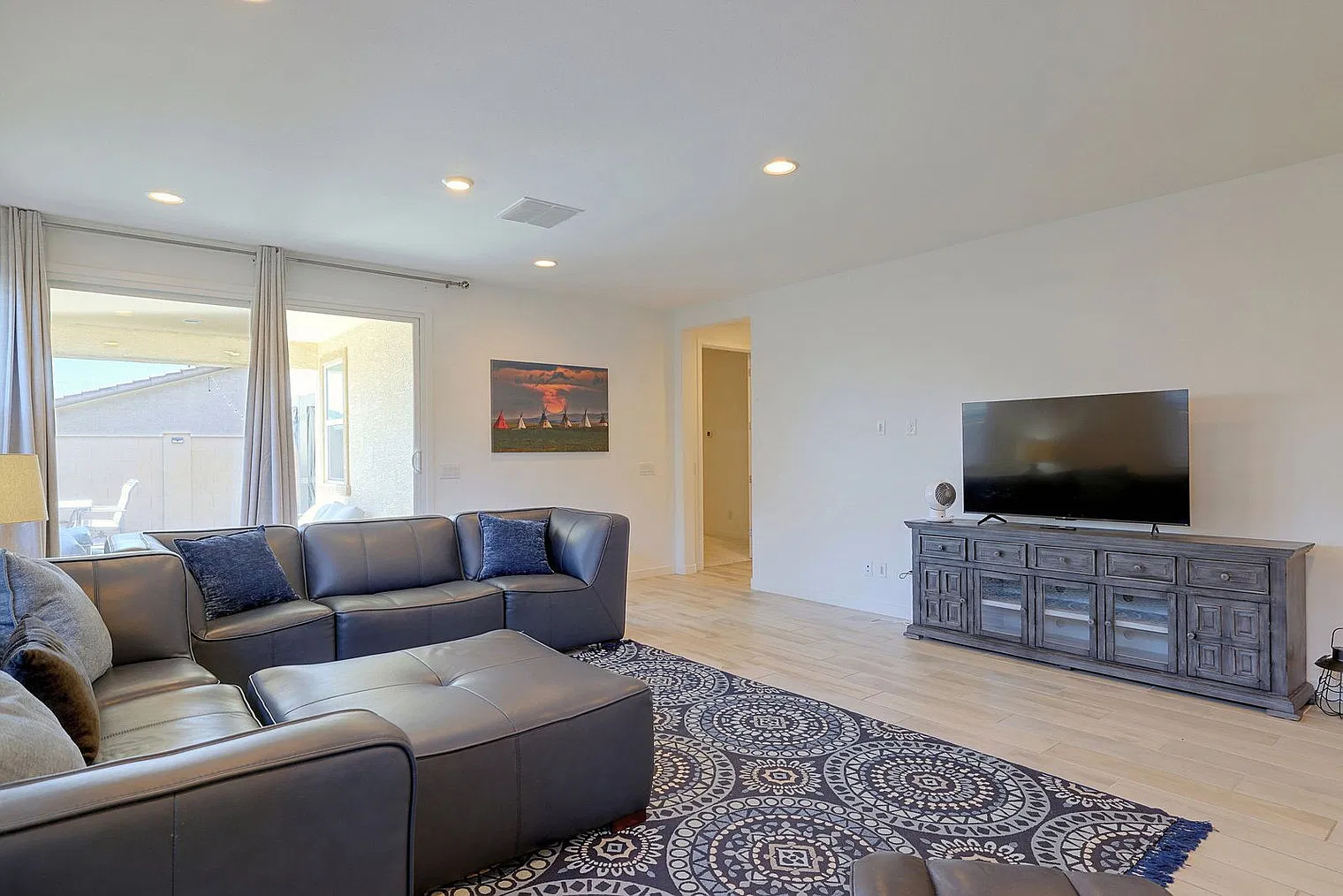 3 bed, 2.0 bath, 2594 sqft, $3,349 — Photo 2