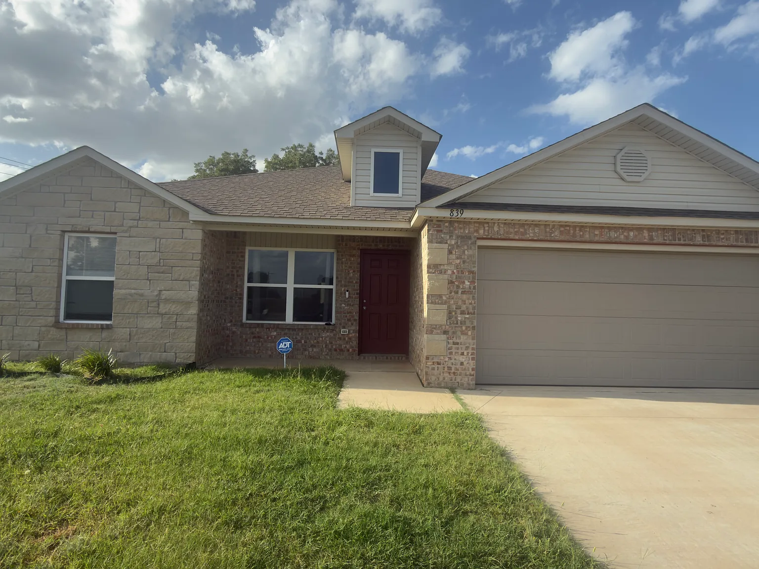 3 bed, 1143 sqft, $1,650 — Photo 1