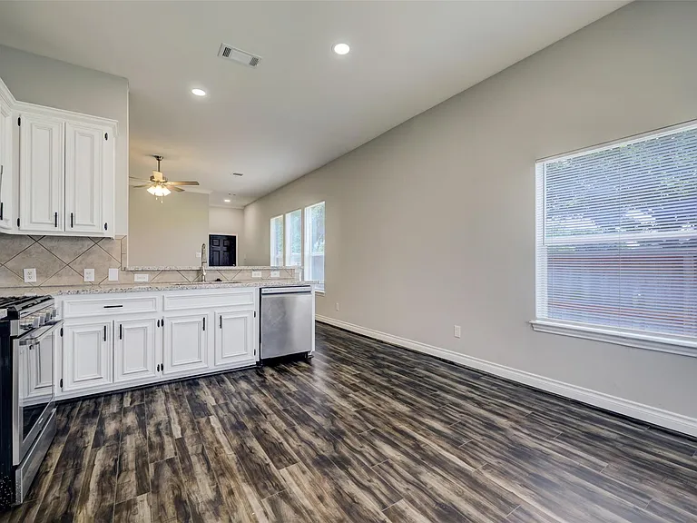 2116 Breezeway Ln — Photo 6
