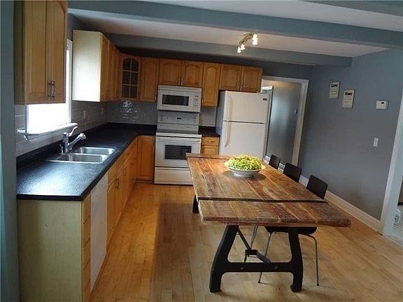 5th image of 15 Farr Ave