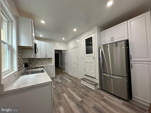 3rd image of 512 E 9th St