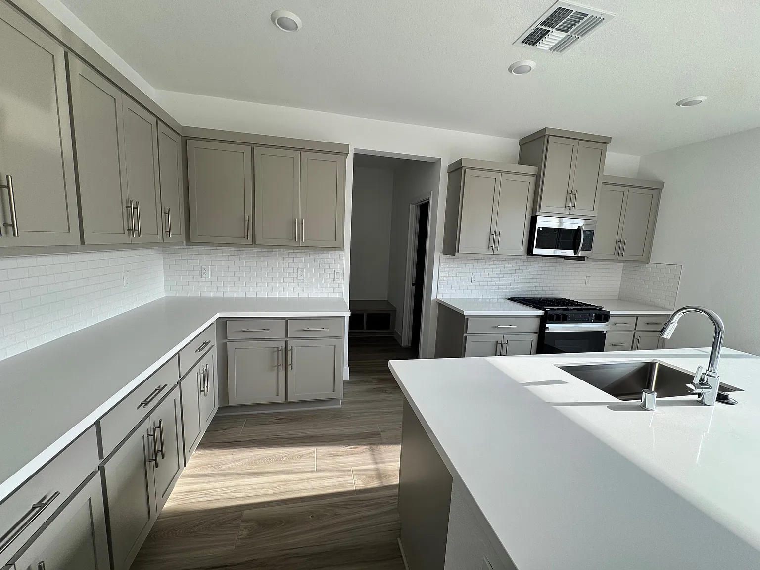 4 bed, 3051 sqft, $3,799 — Photo 4