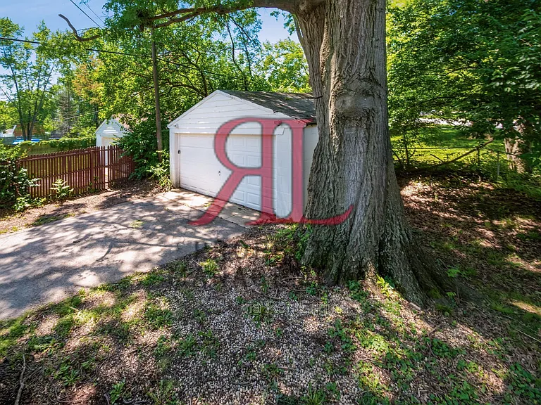 363 Regents Rd — Photo 34