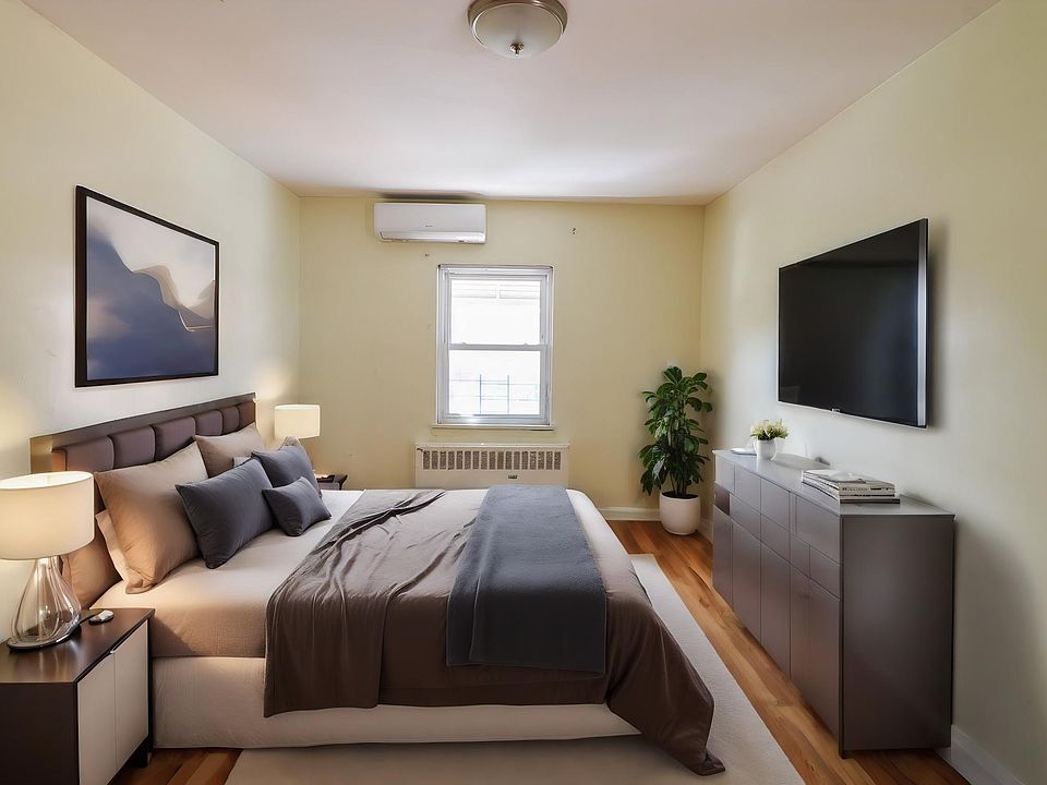 MASTER BEDROOM (STAGED)