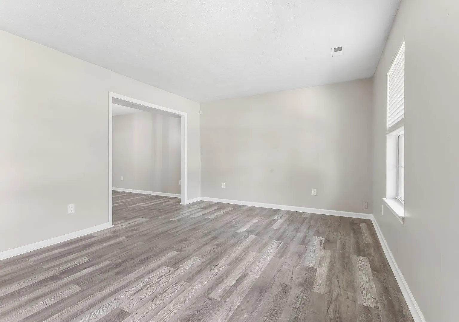 Two Story in Cul-de-sac ready for new tenants! — Photo 4