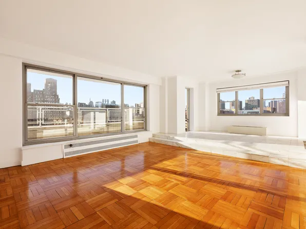 2 Fifth Avenue image 1 of 8