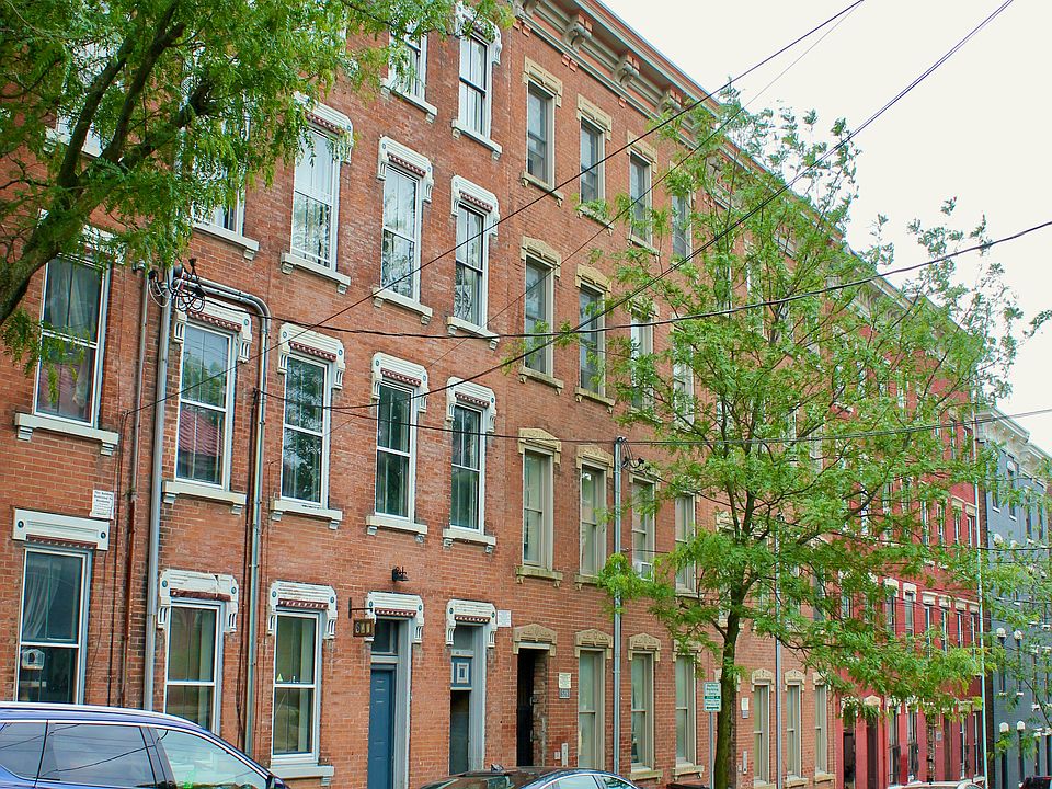 This apartment is located in the back of a four-family building. A quiet space, it occupies the third and fourth floors.