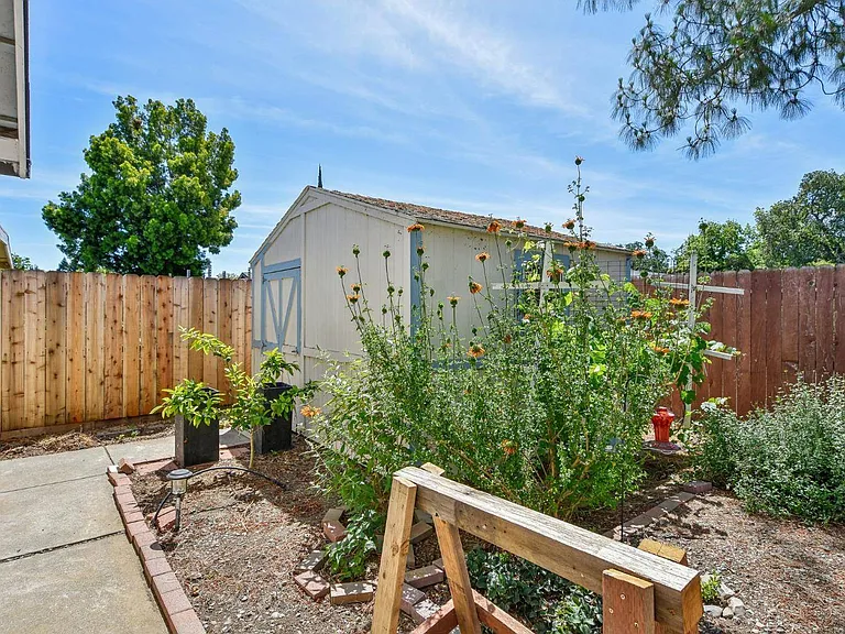 548 Bass Dr — Photo 3