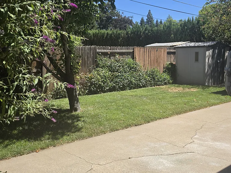 888 Glenn St — Photo 3