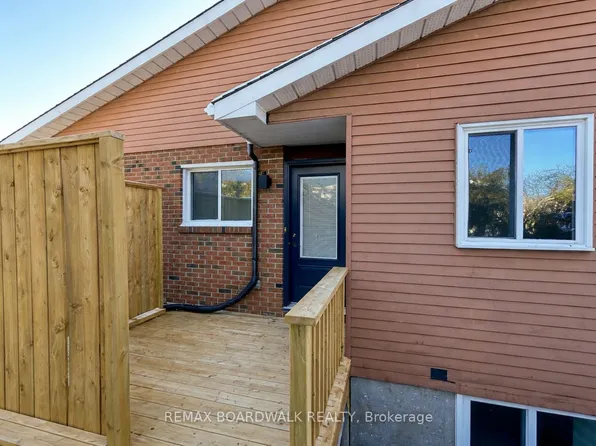 300 Dalehurst Dr #B, Ottawa, ON K2G 4E4