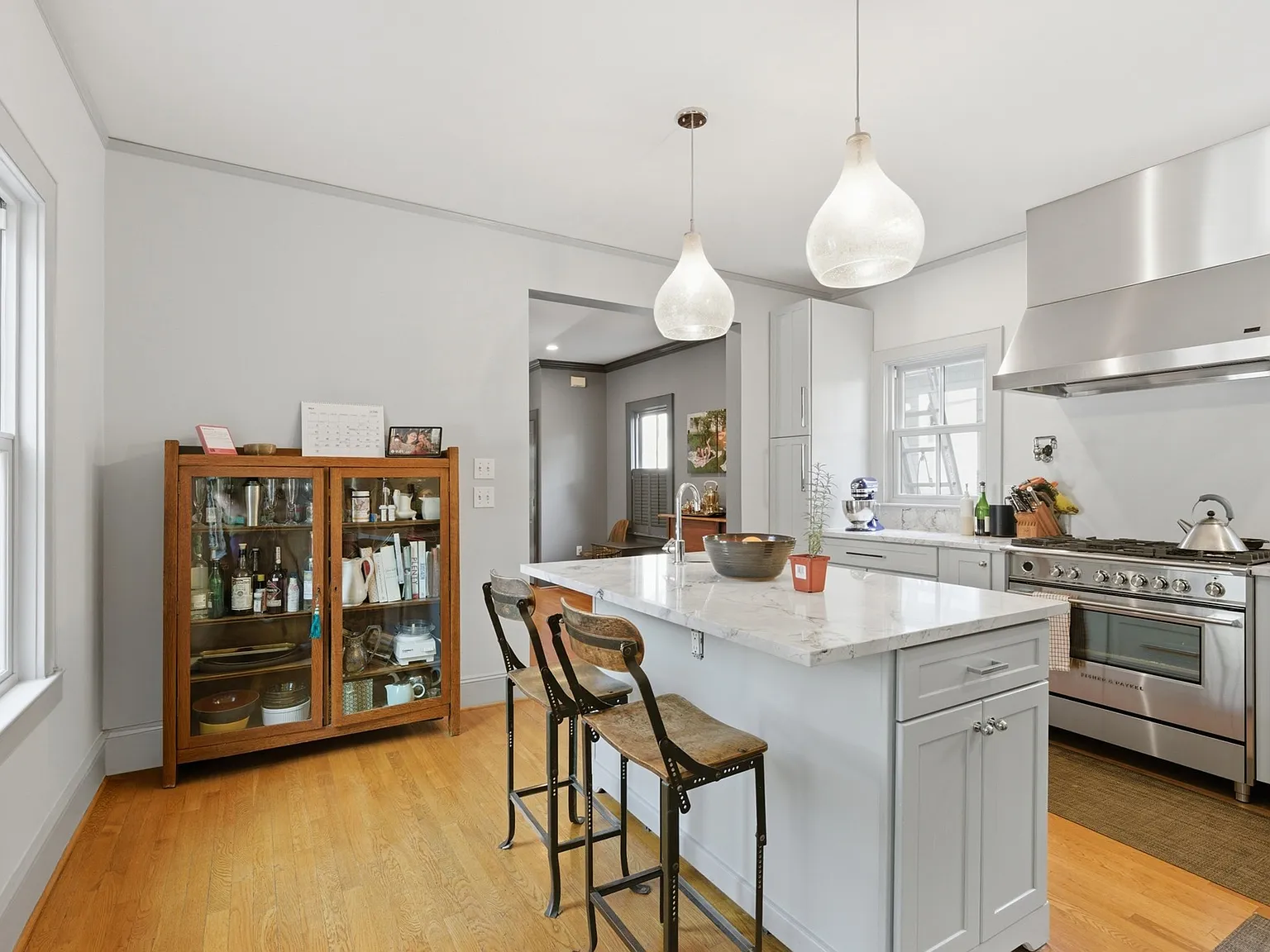 3 bed, 3.5 bath, 2349 sqft, $9,000 — Photo 2