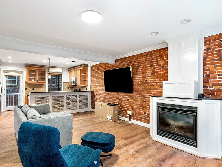 10 Hanover Ave #1 — Photo 1