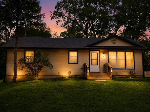 904 S 5th St, Savannah, MO 64485