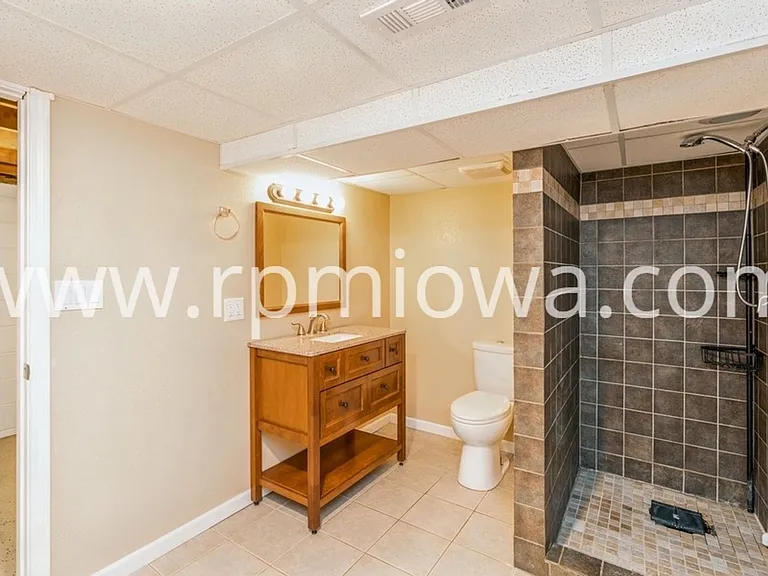 221 SW Scott St — Photo 9