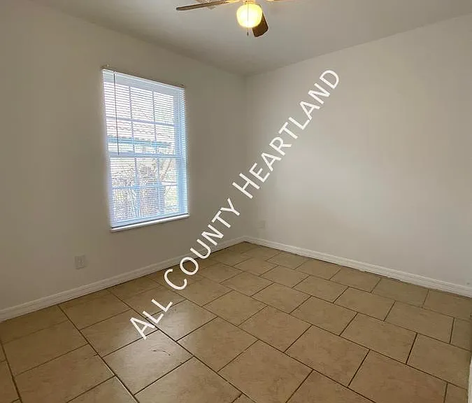 944 SE 14th St #1 — Photo 10