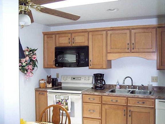 5th image of 122 Yellowstone Dr