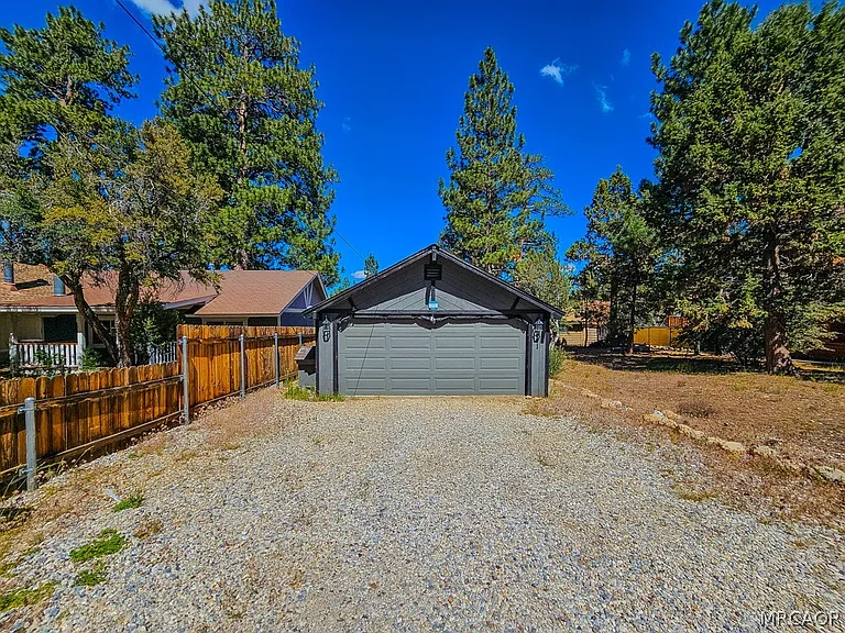 541 Spruce Ln — Photo 1